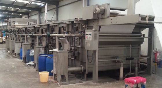 Dois conduzem para baixo a máquina industrial feita malha da lavagem da Nenhum-tensão dos rolos de guia